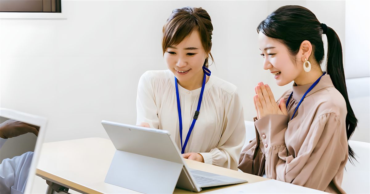 タブレットで一緒に確認するスタッフ