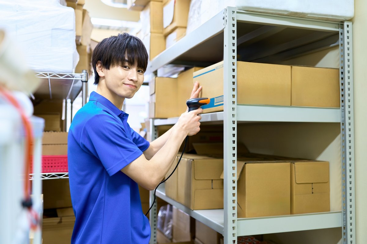 バーコードを読み取りながら検品するスタッフ