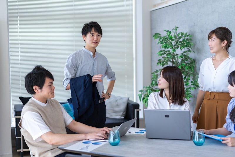 職場で仲間と一緒に話し合う様子
