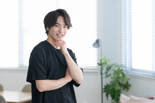 穏やかな表情の男性