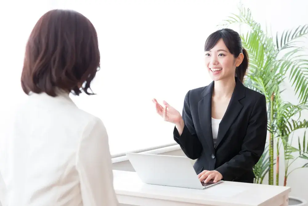 笑顔で相談に応じるスタッフの様子