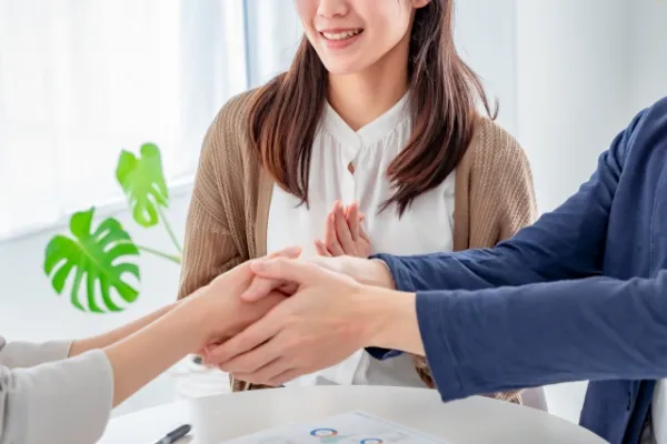 握手を交わす様子