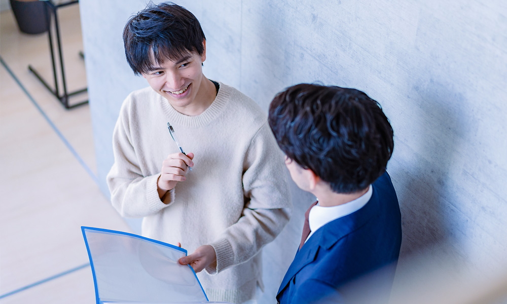 職場見学で説明を受ける様子