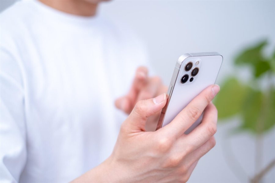 スマートフォンで連絡をとる手元