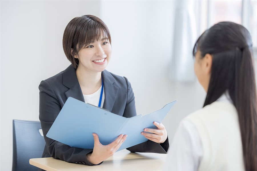 ファイルを開いて面談をする様子