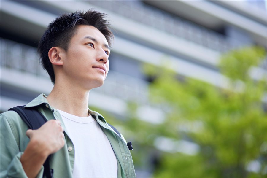 前を向いて歩み出す若い男性